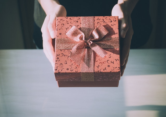 hands holding a gift