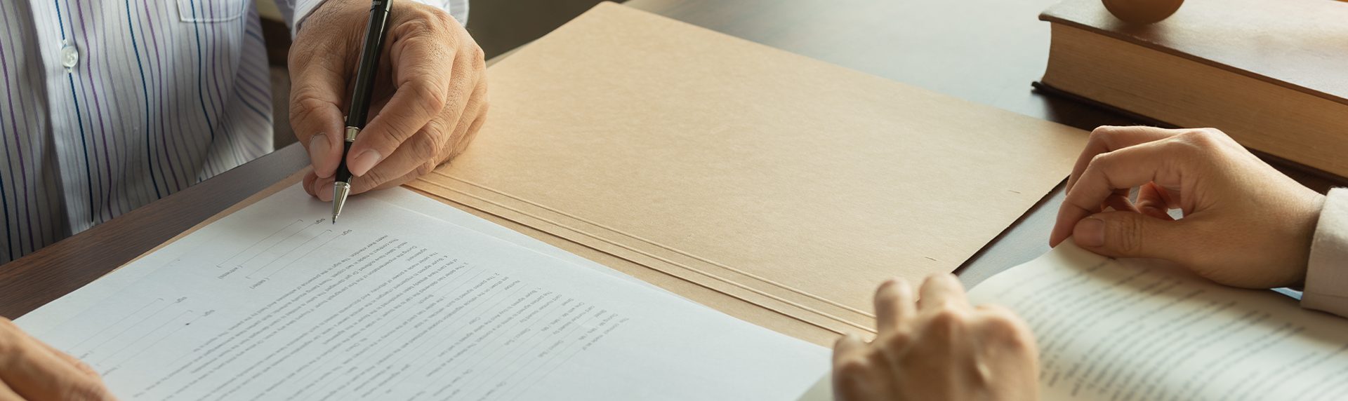 client discussing her case with alimony lawyers